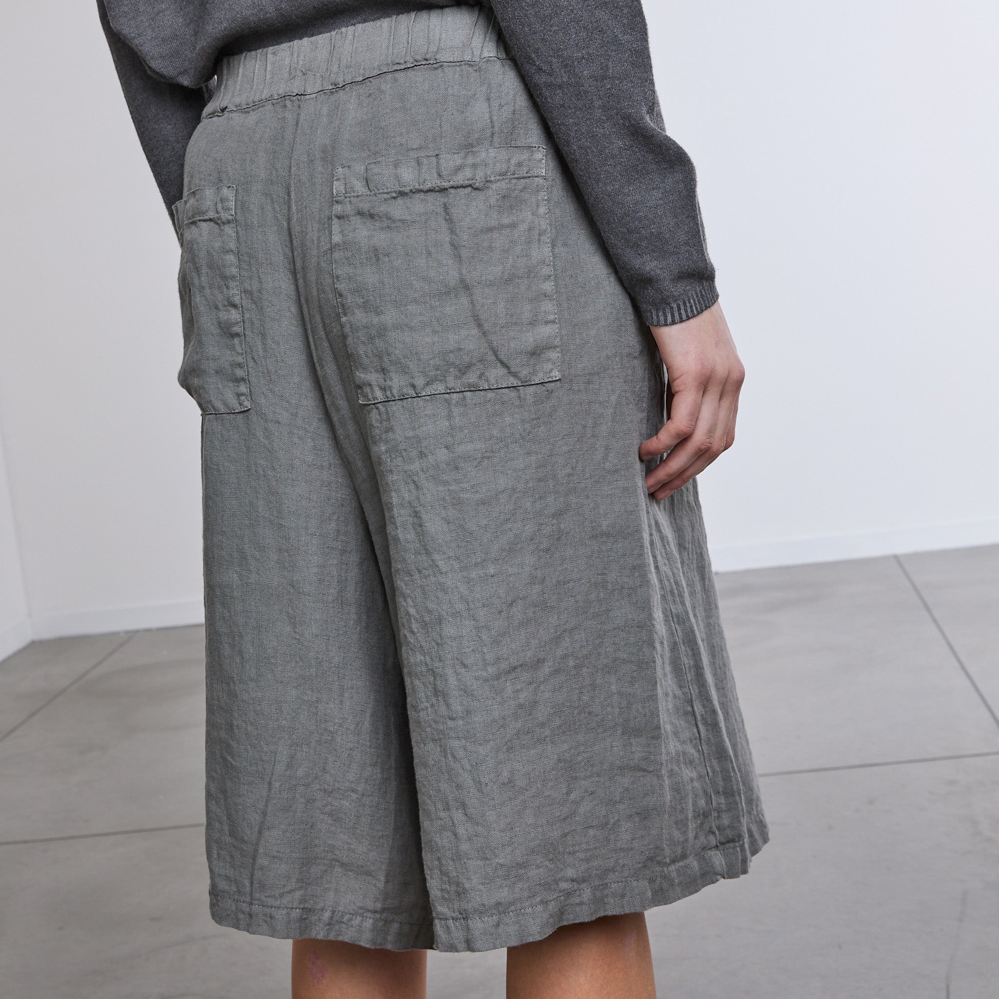 SHORT TROUSERS