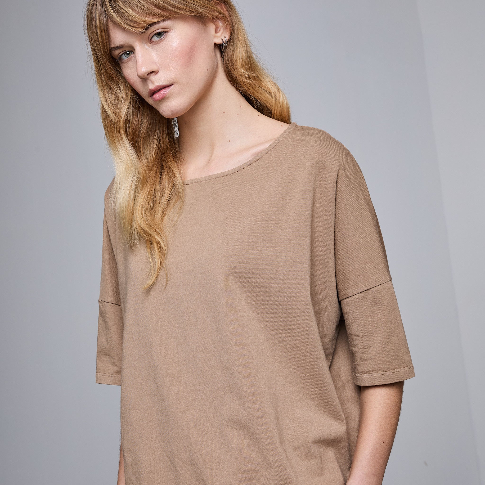 T-SHIRT SPALLA SCESA