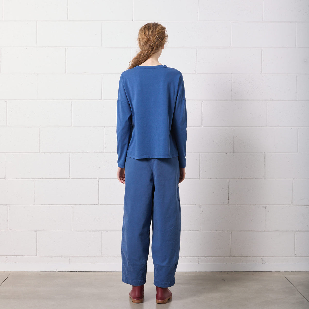 T-SHIRT BOXY SCOLLO V MANICA LUNGA