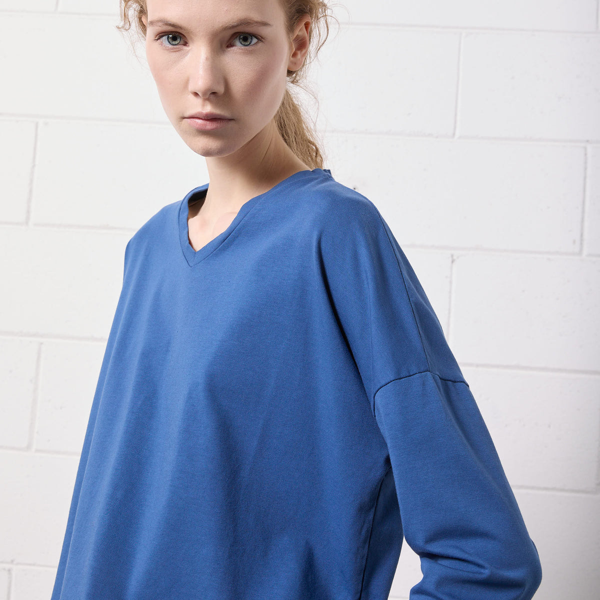 T-SHIRT BOXY SCOLLO V MANICA LUNGA