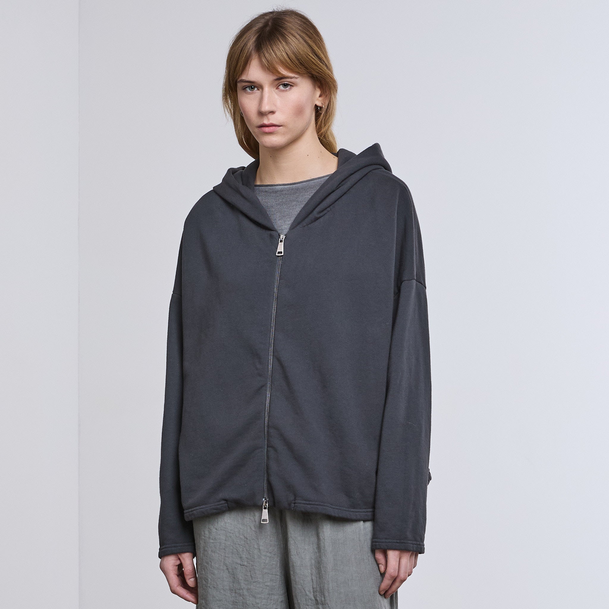FELPA ZIP CON CAPPUCCIO