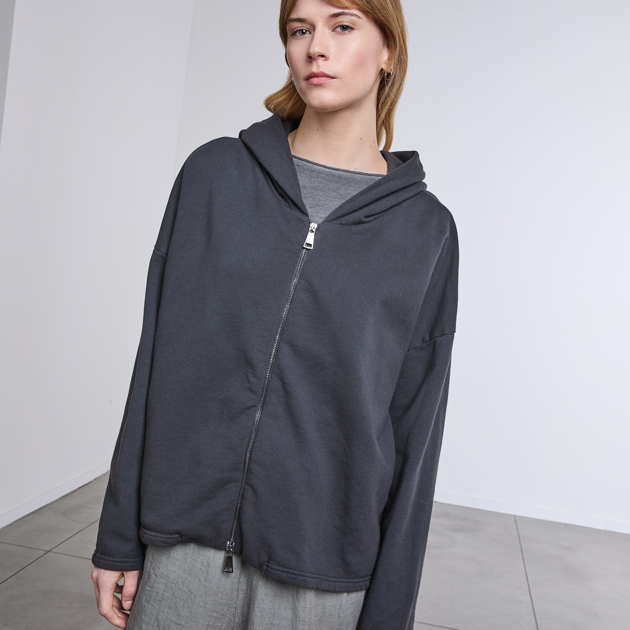 FELPA ZIP CON CAPPUCCIO